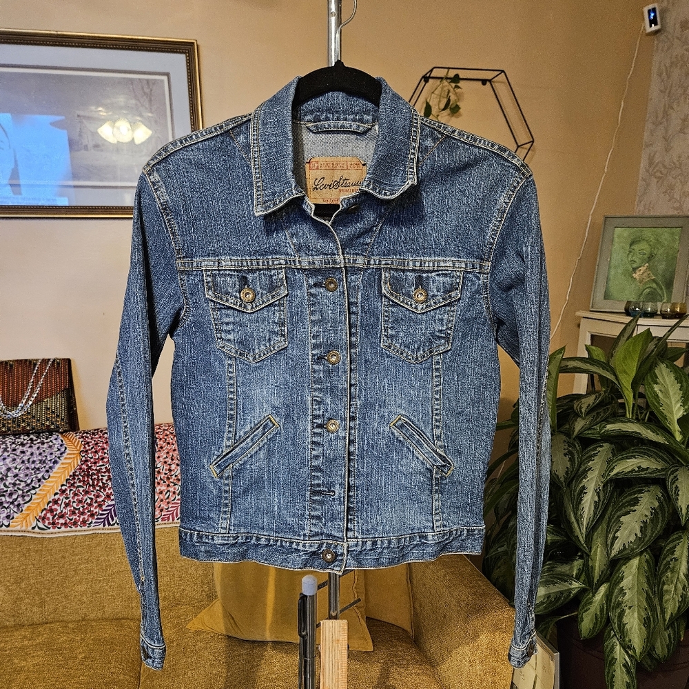 Vintage M(4/6) Levi Strauss Signature San Francisco. CA LL-1056 Denim Jacket
